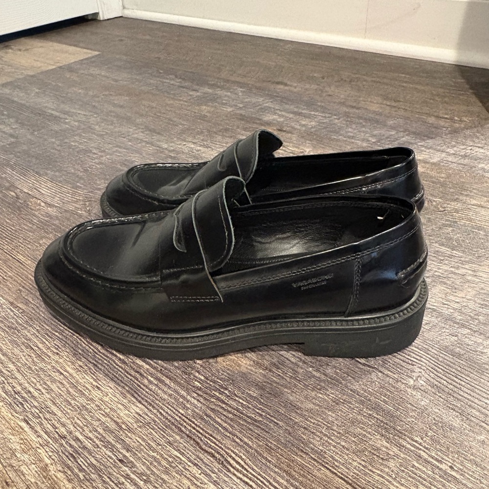 Vagabond Classic Black Leather Slip-Ons
